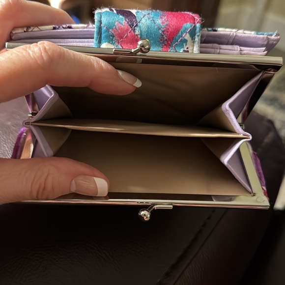 Buxton Bi-Fold Women’s Wallet quilted floral double bills and card section - Picture 10 of 10